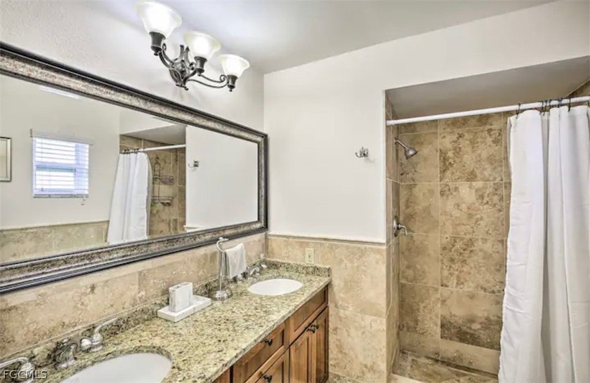 Well-maintained gulf-access, waterfront home with screened pool - photo 4