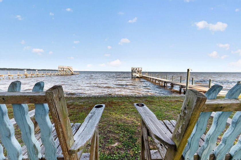 There are two kinds of waterfront: the kind you look at, and the - photo 3