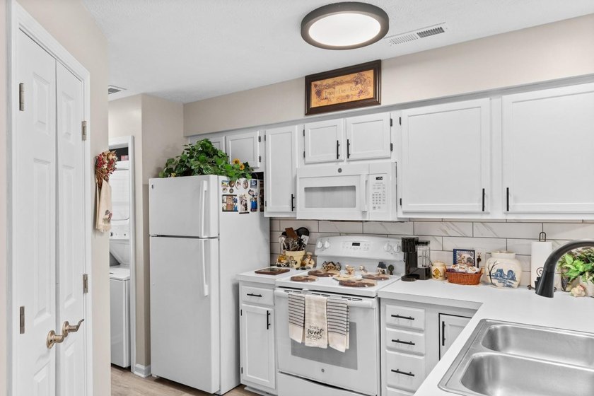 Welcome to your new oasis in the highly desirable River Oaks - photo 5