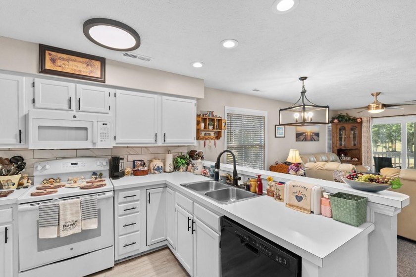 Welcome to your new oasis in the highly desirable River Oaks - photo 7