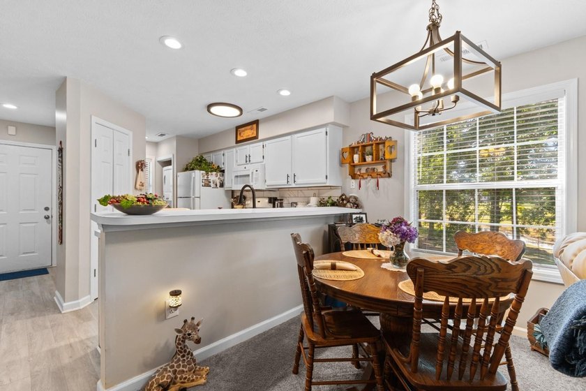 Welcome to your new oasis in the highly desirable River Oaks - photo 9