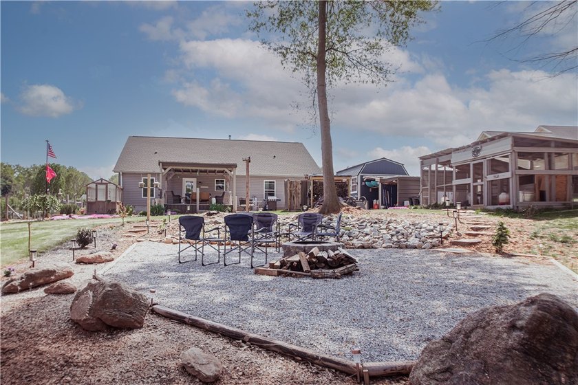 COZY in the COUNTRY! This home is immaculate and has so many - photo 36