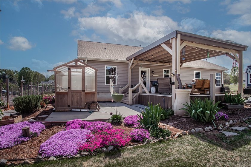 COZY in the COUNTRY! This home is immaculate and has so many - photo 38