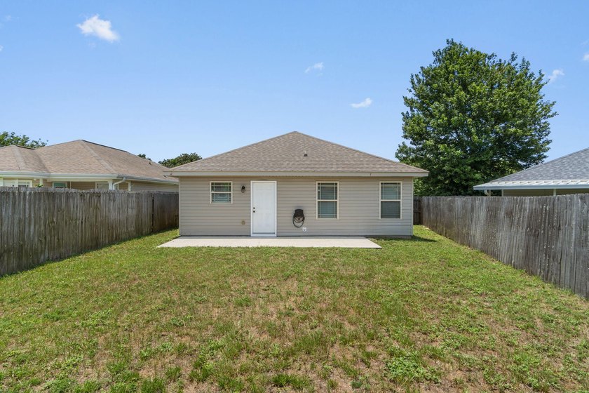 Move-in ready and built in 2014, this charming patio home offers - photo 2