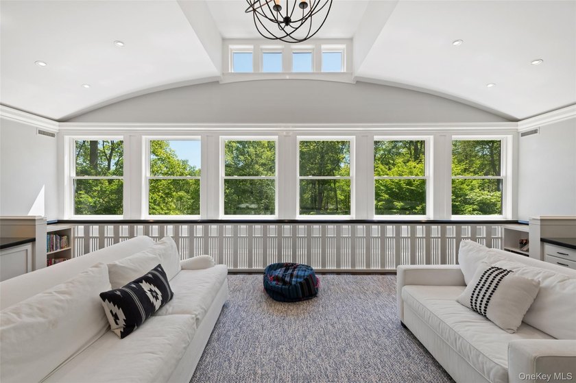 SHINGLE &amp; STONE. Long, gated drive to private hilltop setting - photo 23