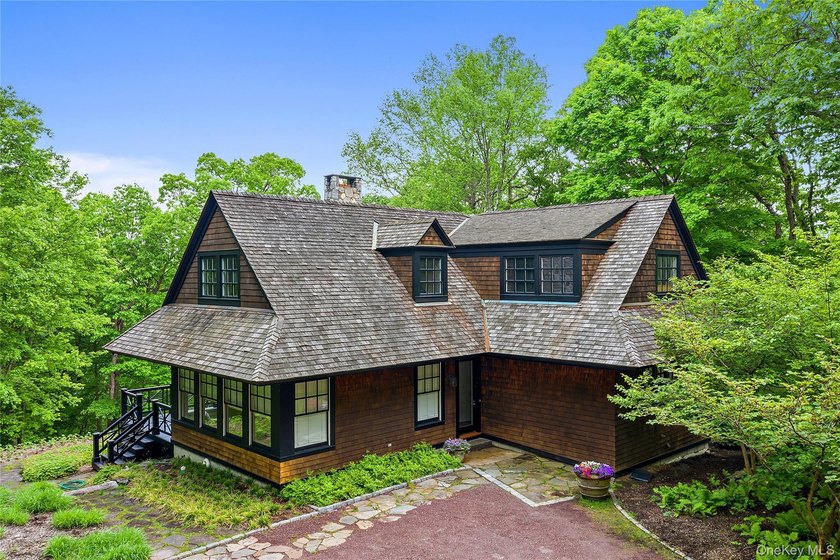 SHINGLE &amp; STONE. Long, gated drive to private hilltop setting - photo 35