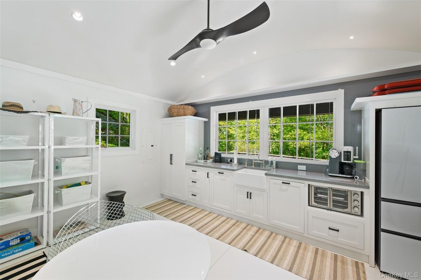 SHINGLE &amp; STONE. Long, gated drive to private hilltop setting - photo 48