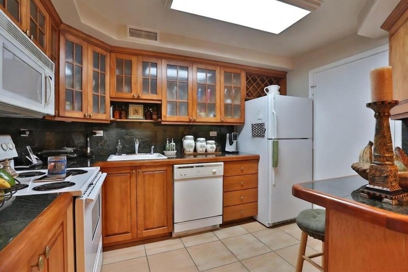 INVESTOR'S DREAM! Long-term tenant has lived in the unit for - photo 3