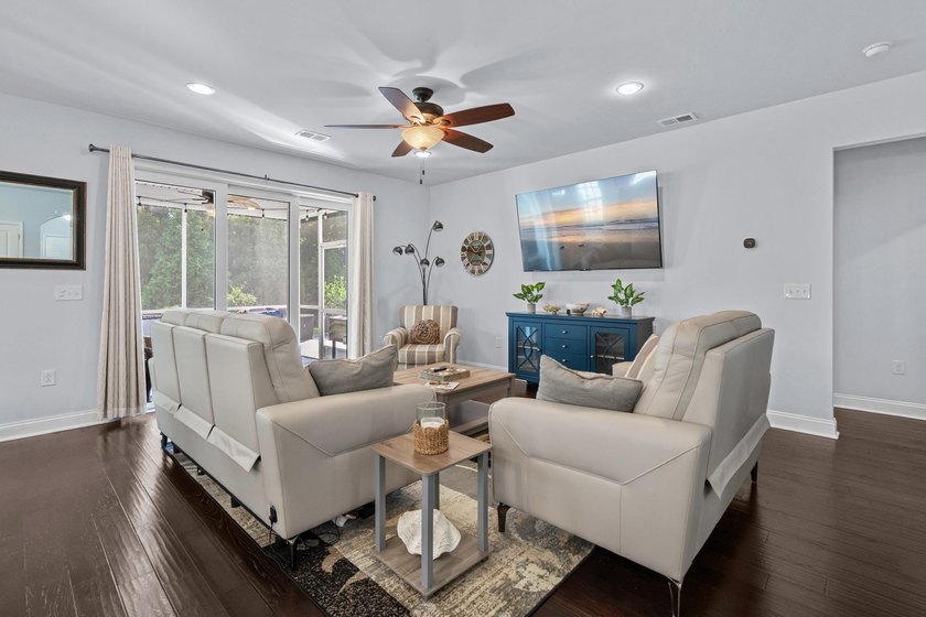 Back on the market with fresh updates! Freshly painted - photo 3