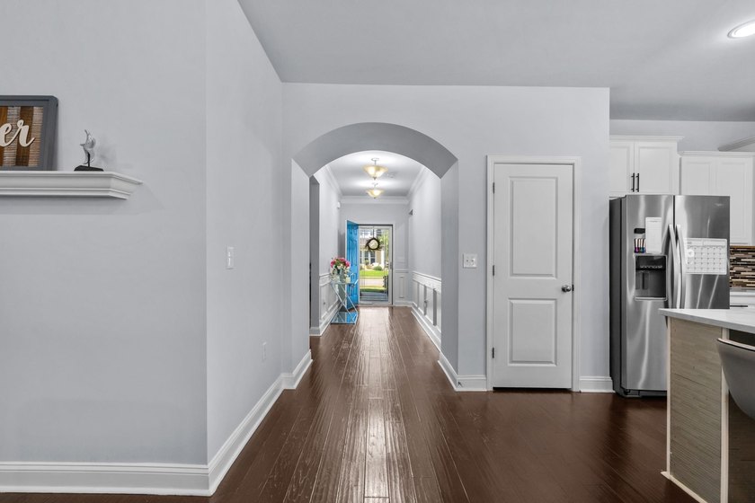 Back on the market with fresh updates! Freshly painted - photo 9