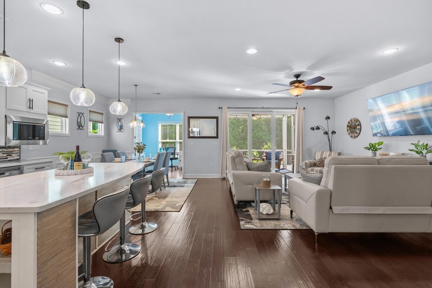 Back on the market with fresh updates! Freshly painted - photo 10