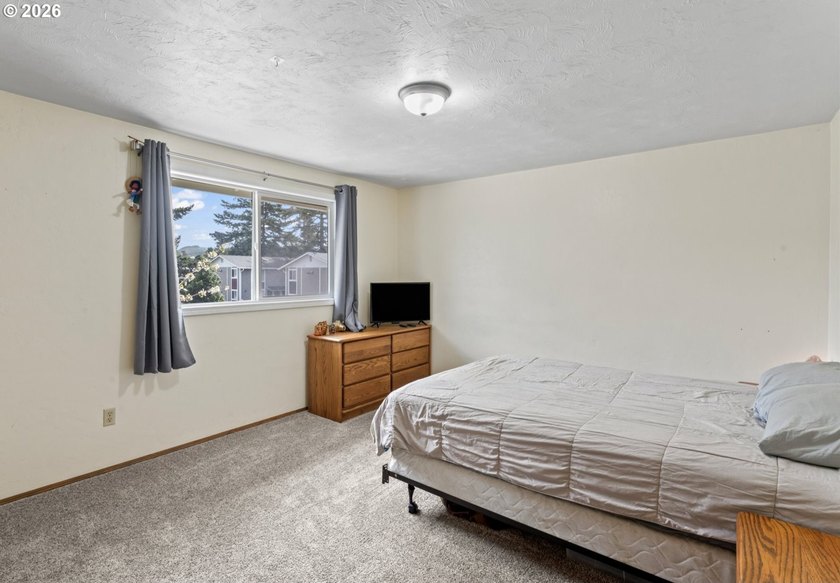Bright, clean, and move-in ready, this desirable end-unit condo - photo 5