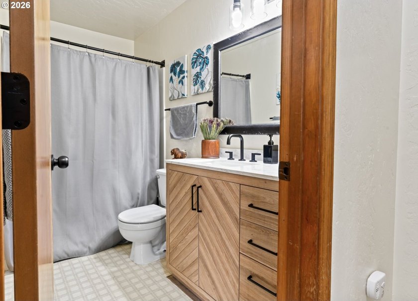 Bright, clean, and move-in ready, this desirable end-unit condo - photo 6