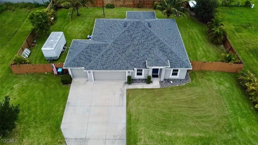 This beautiful well kept 3 bedroom, 2 bath, 3 car garage home is - photo 3