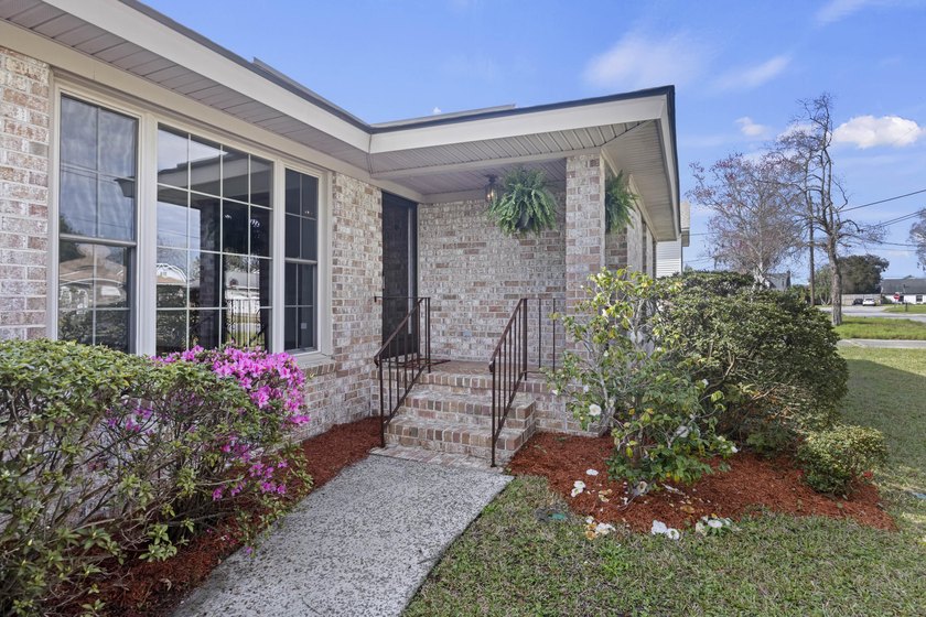 Welcome to this charming 4BR, 2BA, 2 car garage, brick ranch - photo 2