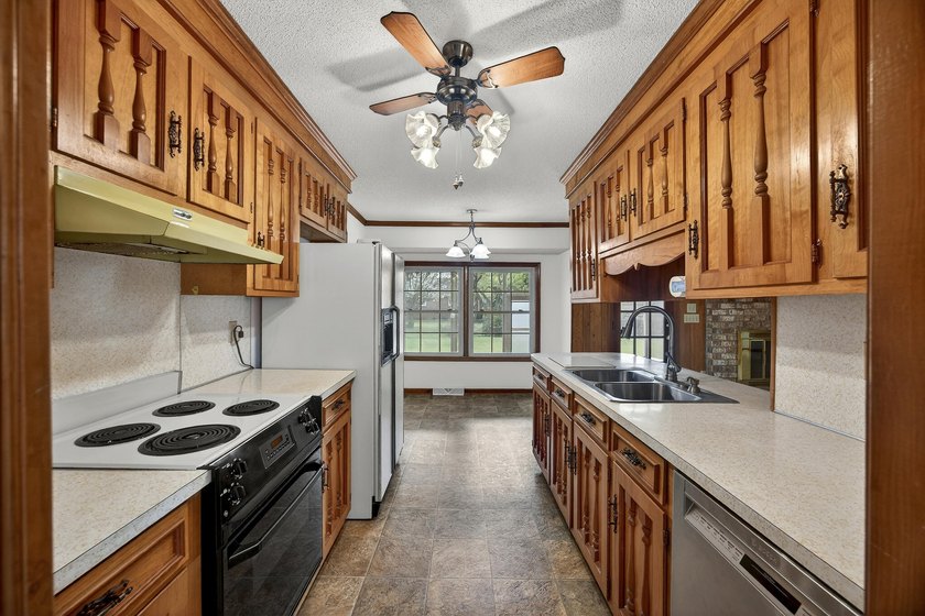 Welcome to this charming 4BR, 2BA, 2 car garage, brick ranch - photo 5
