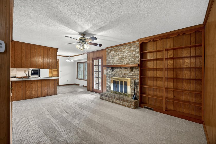 Welcome to this charming 4BR, 2BA, 2 car garage, brick ranch - photo 7