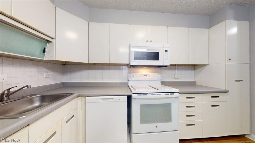 Welcome To Winton Place On Lakewood's Gold Coast! Experience The - photo 4