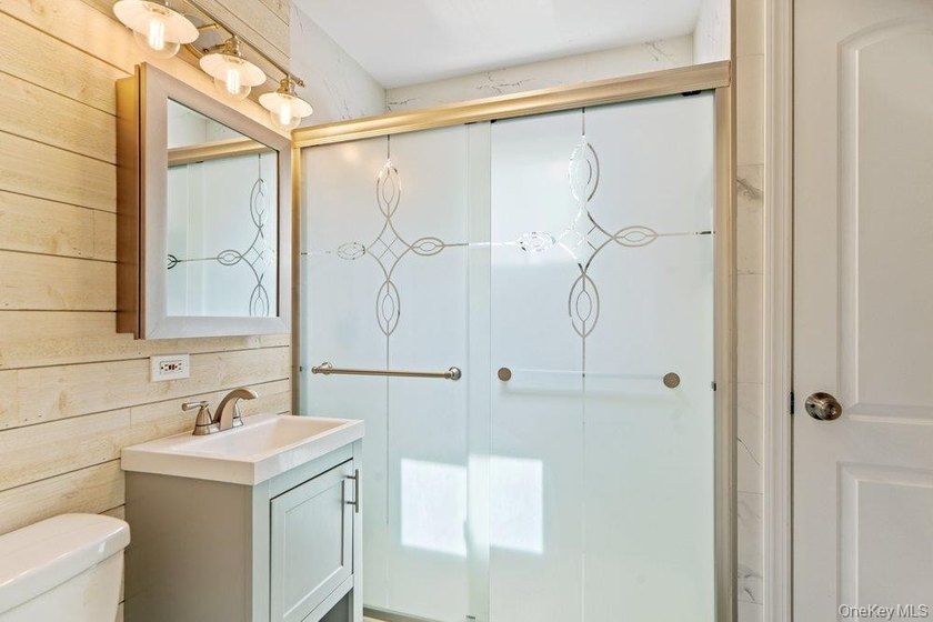 Welcome home to this charming cottage-style 2-3 bedroom home - photo 14