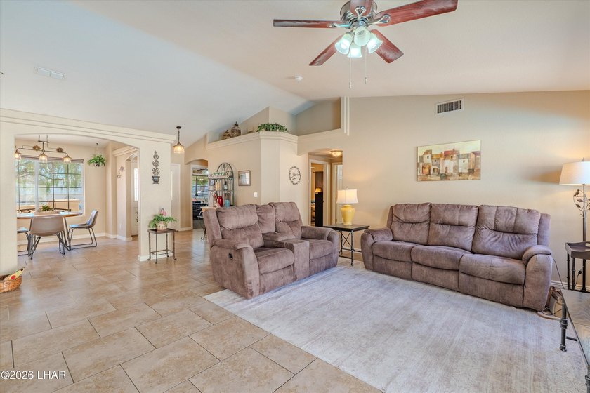 Energy-efficient solar pool home with 4 bedrooms, 3 bathrooms - photo 11