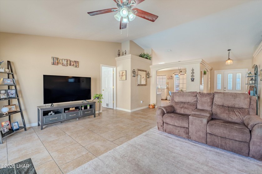 Energy-efficient solar pool home with 4 bedrooms, 3 bathrooms - photo 12