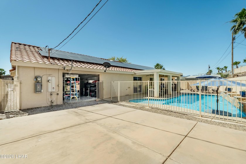Energy-efficient solar pool home with 4 bedrooms, 3 bathrooms - photo 29