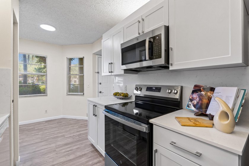 Beautifully renovated 2 BD, 2 BA first-floor condo in Century - photo 3
