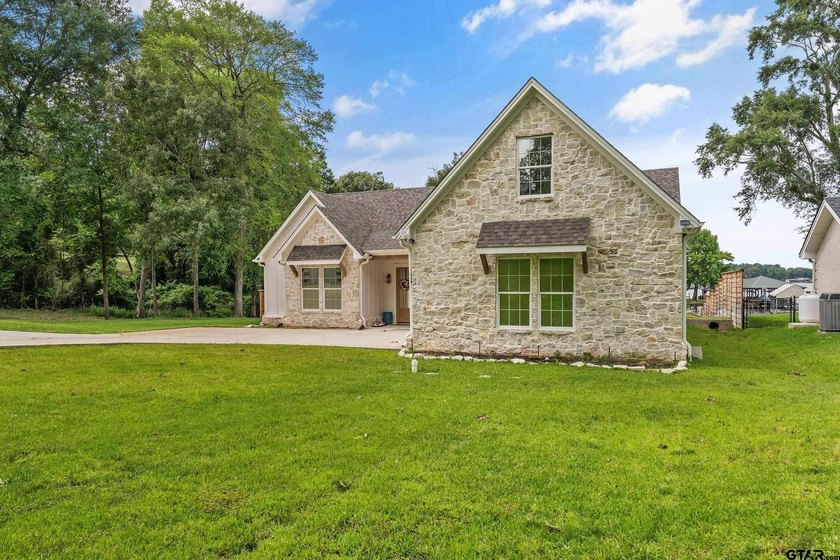 Exceptional waterfront retreat built in 2024 and perfectly - photo 5