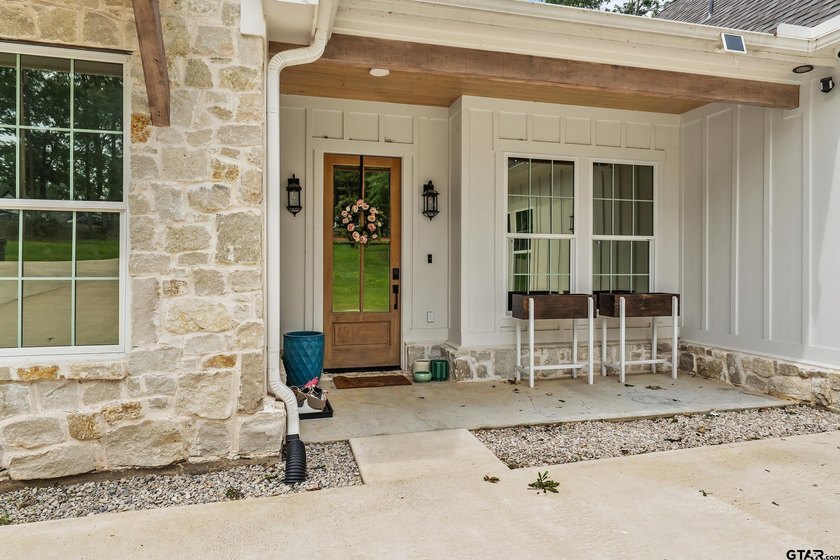 Exceptional waterfront retreat built in 2024 and perfectly - photo 10