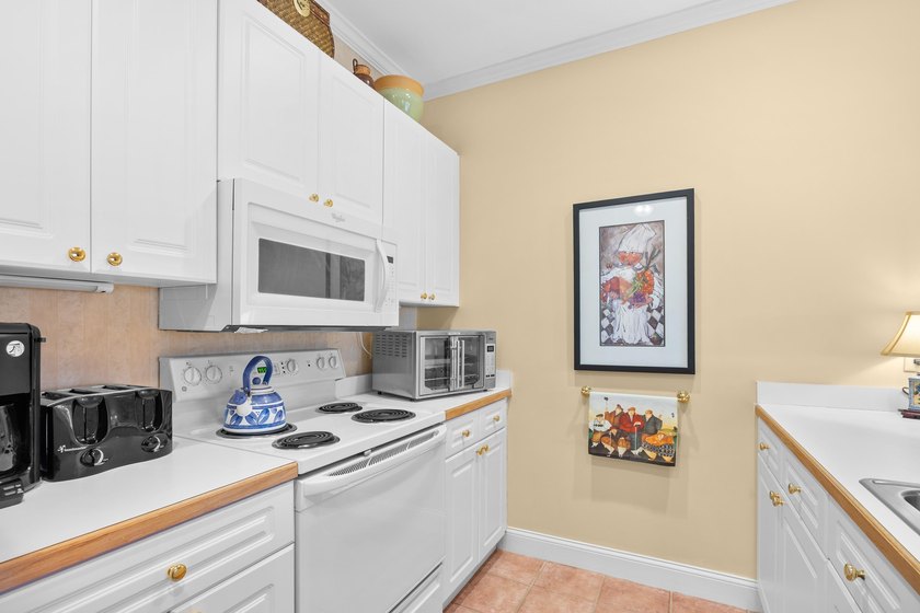 Pack your bags and step into a fully furnished, turnkey - photo 6