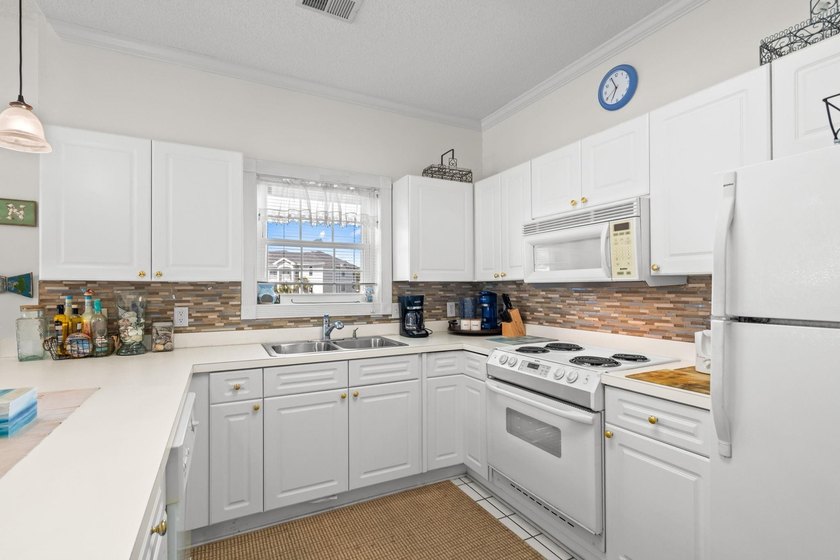 Welcome to 4870 Dahlia Ct, a well-maintained 3BR/2BA condo in - photo 20