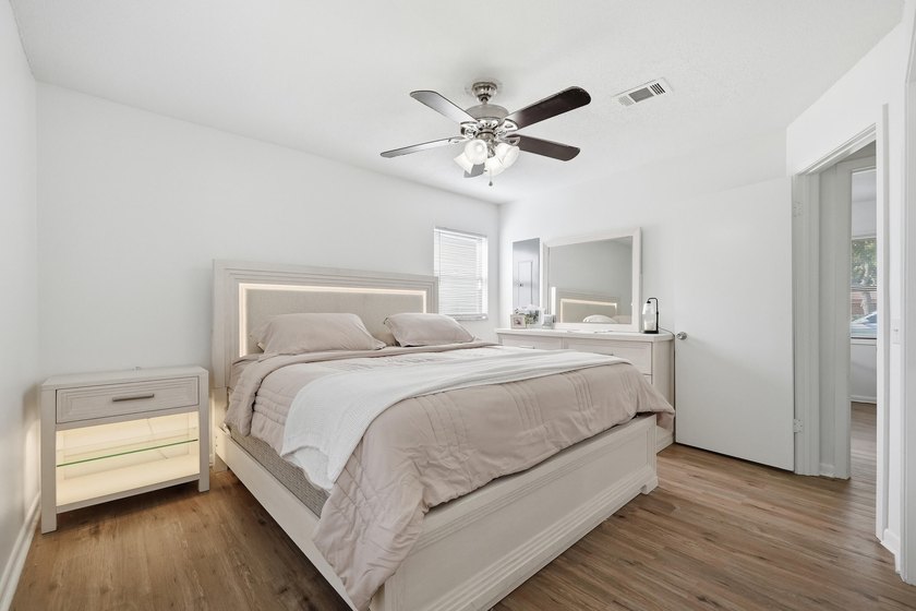 Who says you can't have it all? This 3-bedroom, 2-bath charmer - photo 5
