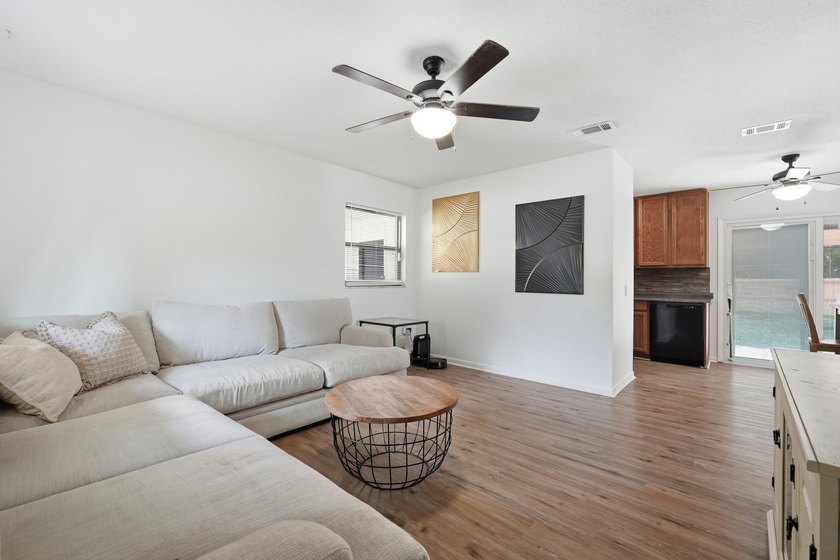 Who says you can't have it all? This 3-bedroom, 2-bath charmer - photo 7