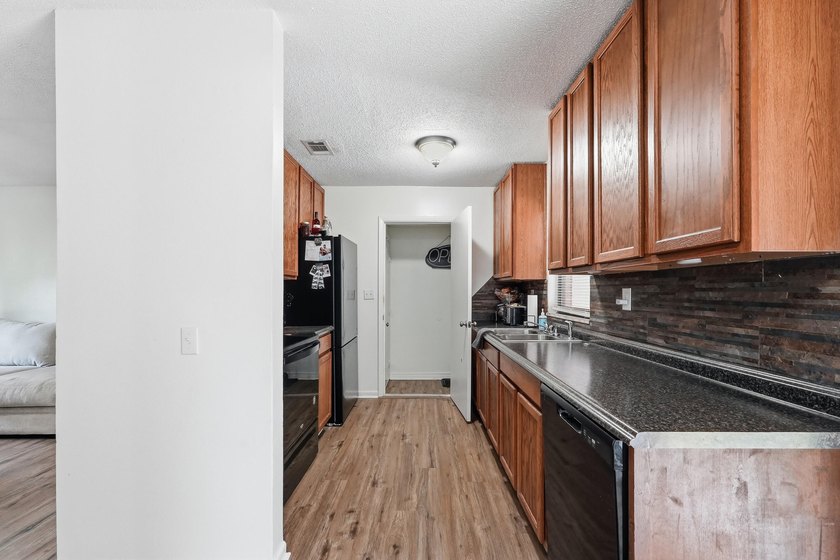 Who says you can't have it all? This 3-bedroom, 2-bath charmer - photo 10