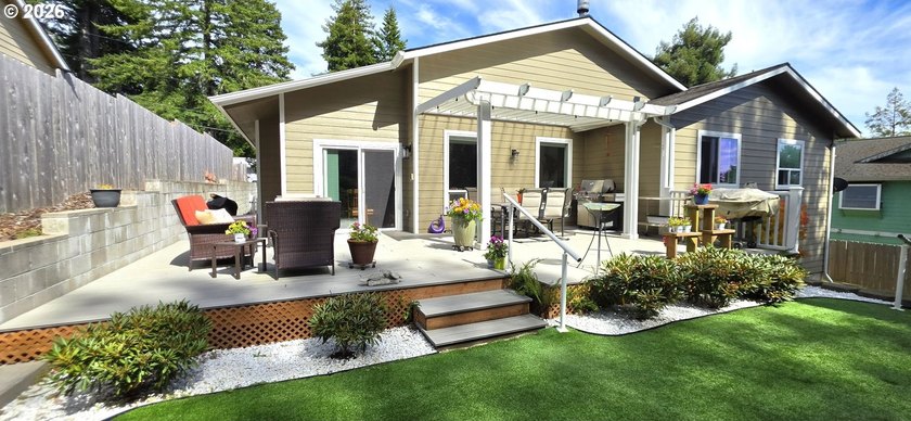 Beautifully maintained single level home featuring vaulted - photo 2