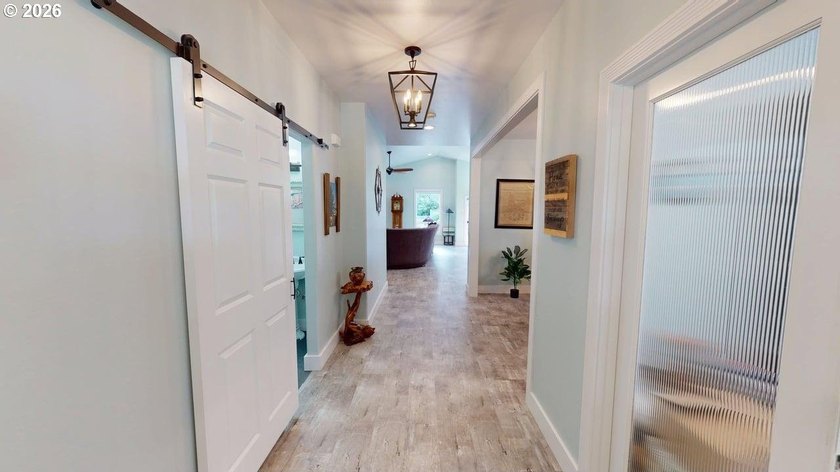 Beautifully maintained single level home featuring vaulted - photo 3