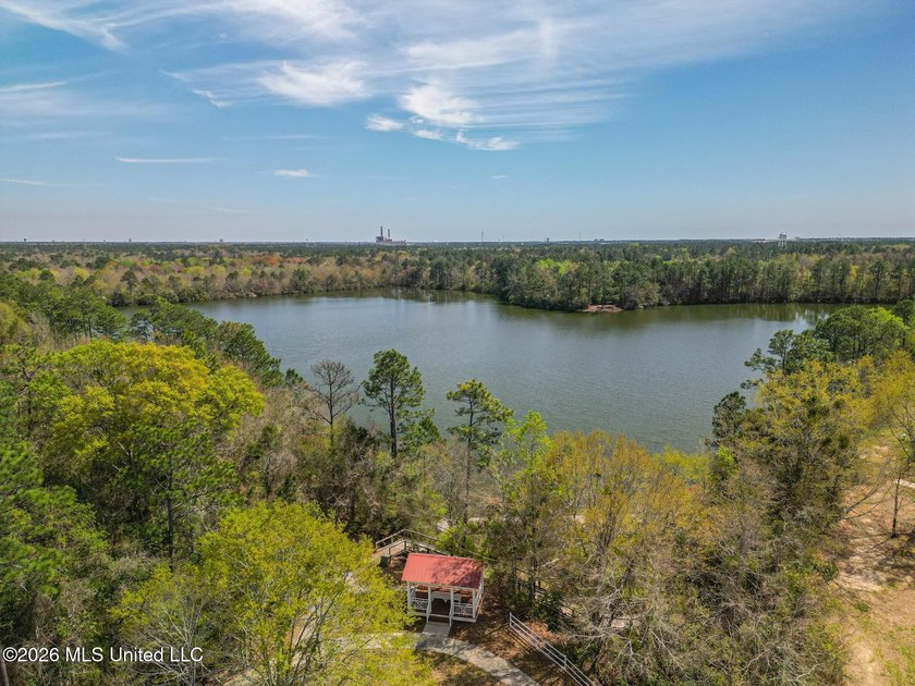 Luxury doesn't have to mean more square footage. This nearly-new - photo 35