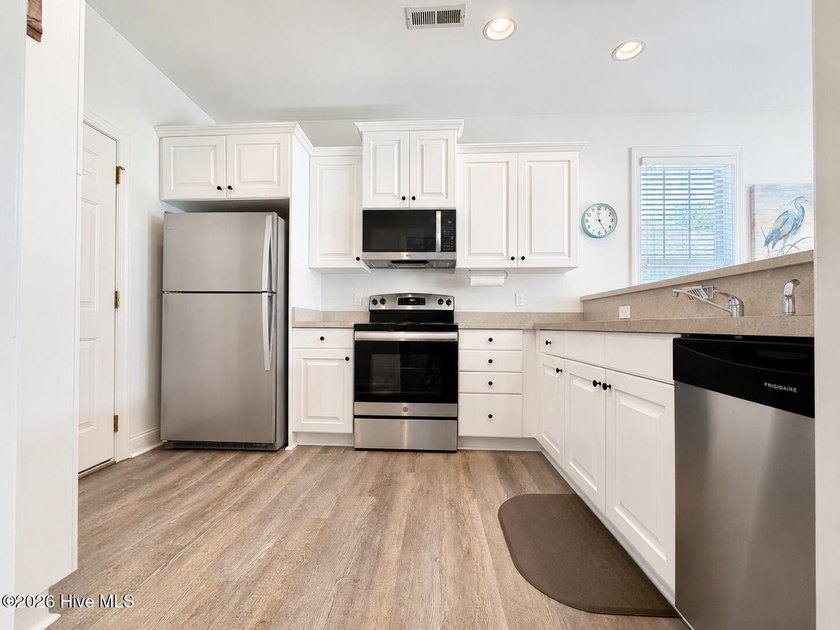 NEW FORTIFIED ROOF, NEW HVAC &amp; BRAND-NEW STAINLESS STEEL KITCHEN - photo 11