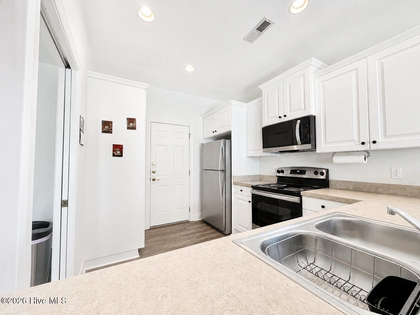 NEW FORTIFIED ROOF, NEW HVAC &amp; BRAND-NEW STAINLESS STEEL KITCHEN - photo 13
