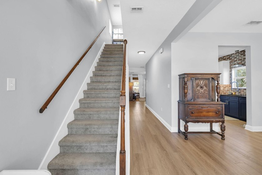 This stunning 4BR/3.5BA home in Eagle Bay offers style and - photo 9