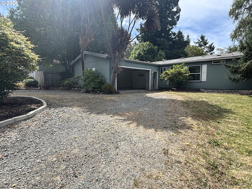 Charming, move-in ready, 3Bd/2Bth home offers comfort and - photo 2