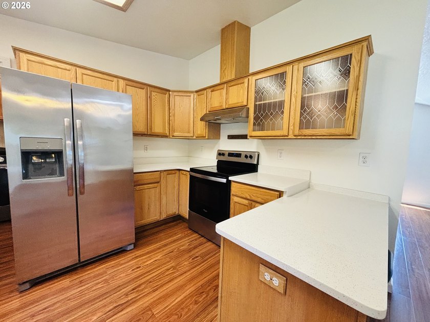 Charming, move-in ready, 3Bd/2Bth home offers comfort and - photo 6
