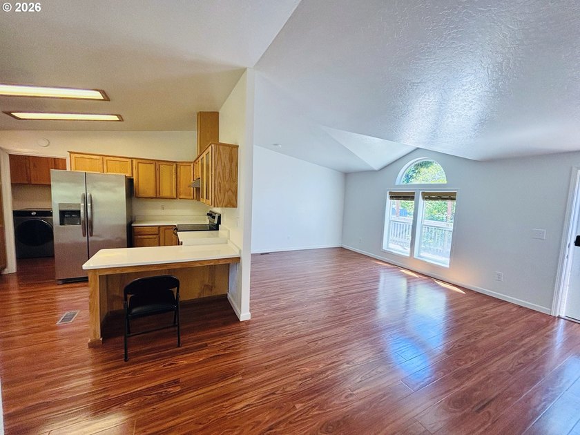 Charming, move-in ready, 3Bd/2Bth home offers comfort and - photo 9