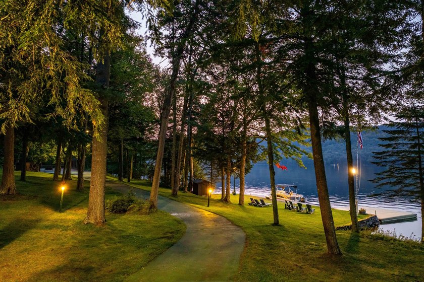 'Tojenka' is a rare Big Moose Lake estate offering an - photo 7