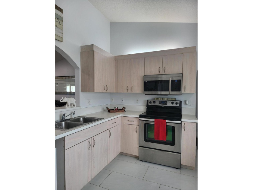 CBS home 3/2 located on a large corner lot! Split floor plan - photo 4