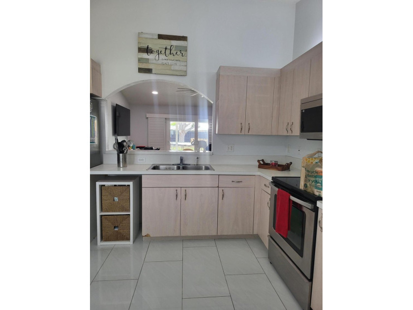 CBS home 3/2 located on a large corner lot! Split floor plan - photo 5