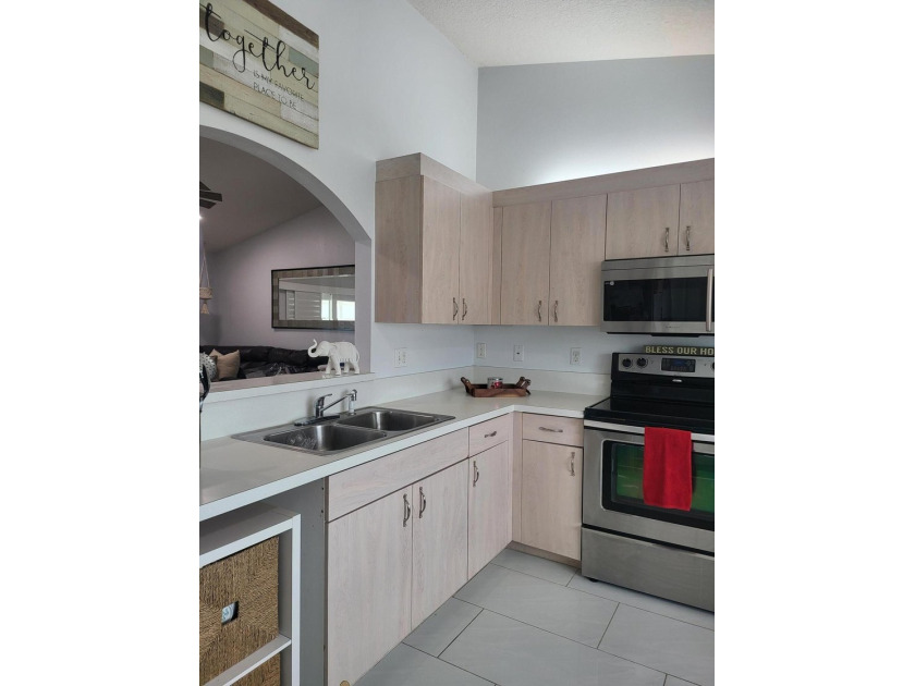 CBS home 3/2 located on a large corner lot! Split floor plan - photo 6