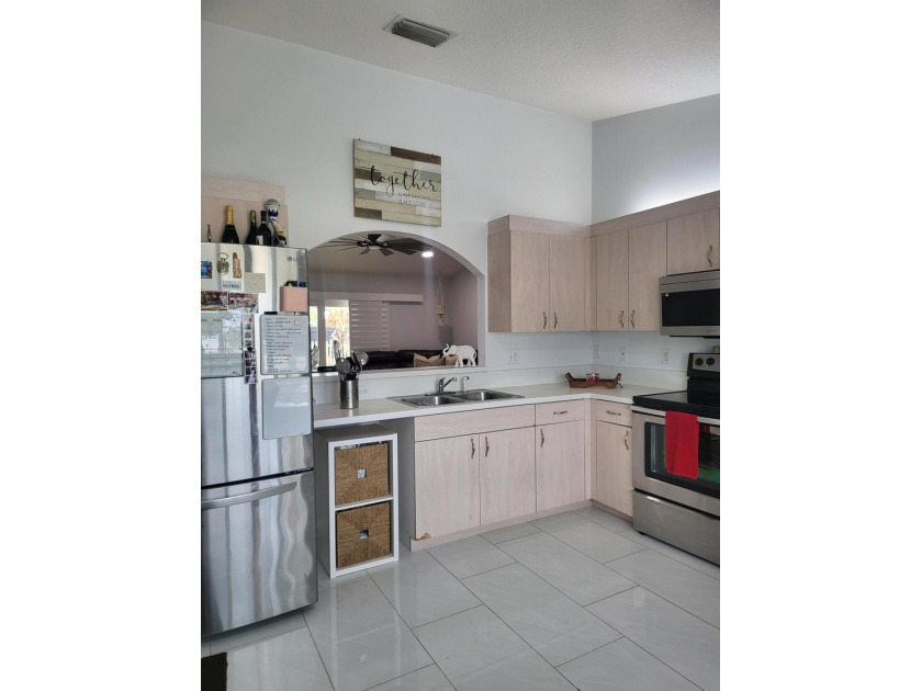CBS home 3/2 located on a large corner lot! Split floor plan - photo 7