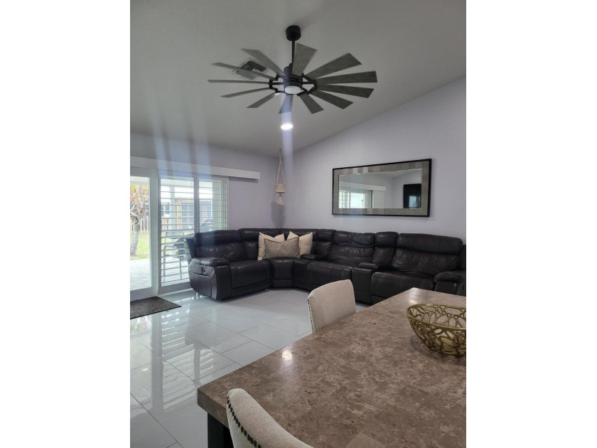 CBS home 3/2 located on a large corner lot! Split floor plan - photo 8