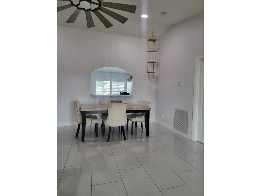 CBS home 3/2 located on a large corner lot! Split floor plan - photo 9
